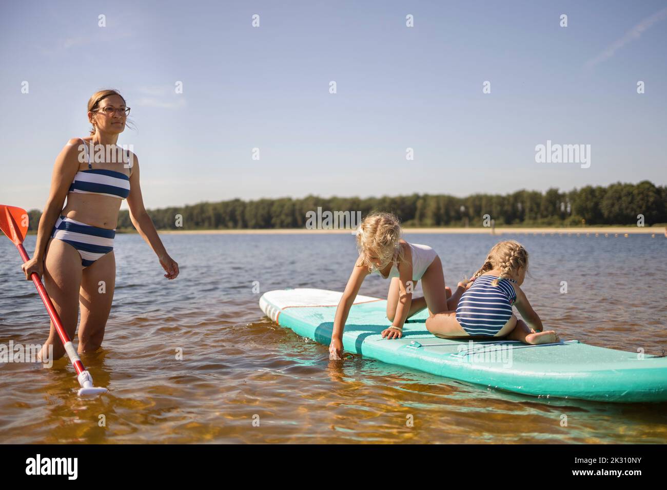 Madre con figlia che si diverte a bordo di pagaia Foto Stock