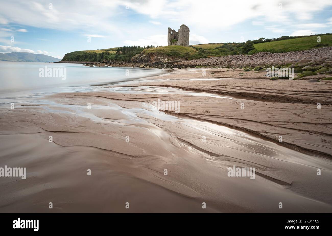 Irlanda, Kilmurry, Sandy Beach con vecchie rovine sullo sfondo Foto Stock