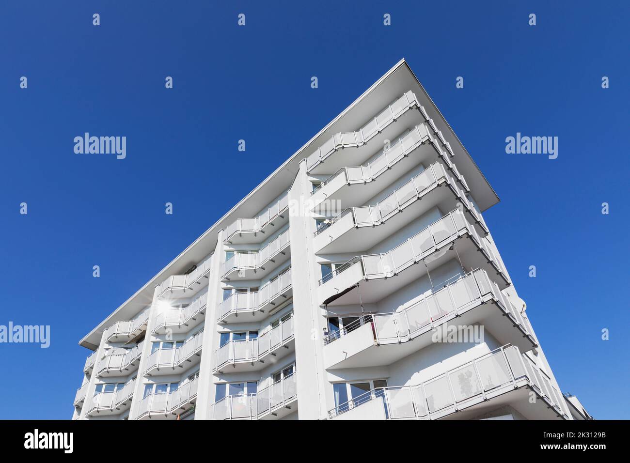 Germania, Baden-Wurttemberg, Mannheim, moderno edificio di appartamenti dipinto di bianco Foto Stock