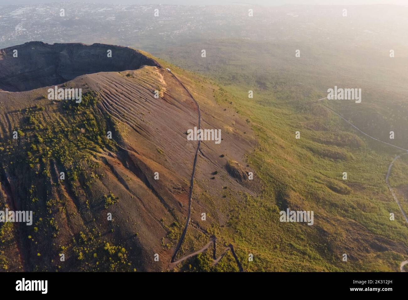 Italia, Campania, Napoli, veduta aerea del Vesuvio in caso di nebbia Foto Stock