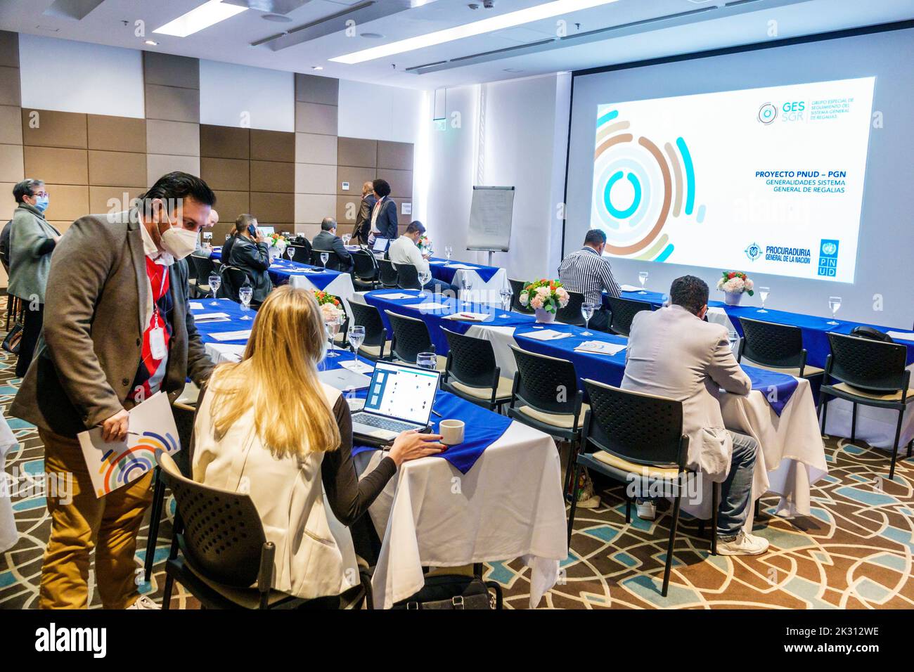 Bogota Colombia, Chapinero Norte Avenida Carrera 7, Holiday Inn Express Bogota DC, sala conferenze dell'hotel, tavoli per riunioni d'affari, presen per conferenze con computer portatile Foto Stock