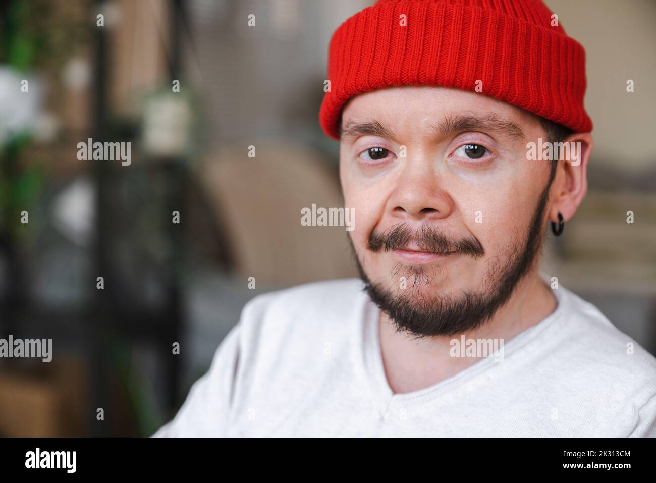 Uomo sicuro che indossa un cappello a maglia rosso Foto Stock