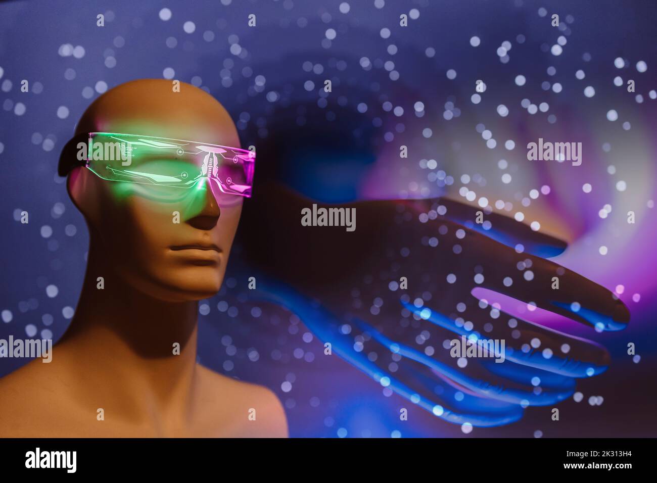 Immagine del robot generata digitalmente con occhiali intelligenti futuristici Foto Stock