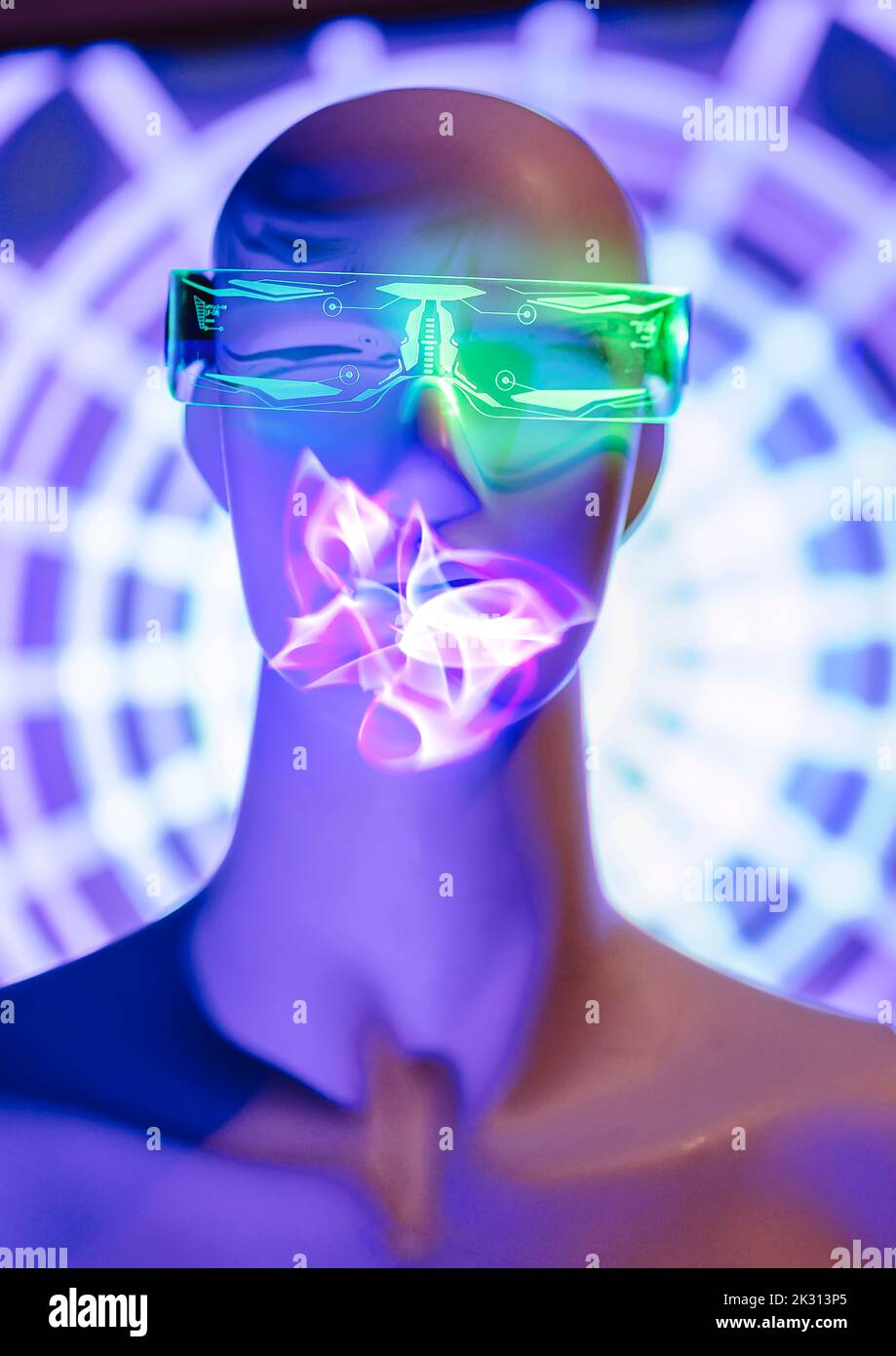 Immagine generata digitalmente del robot che indossa occhiali futuristici con ologramma sul viso Foto Stock