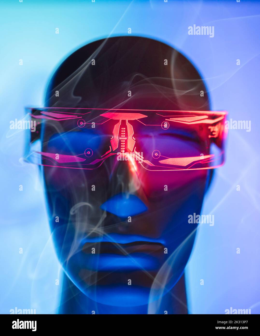 Immagine generata digitalmente del robot che indossa occhiali futuristici in mezzo al fumo Foto Stock