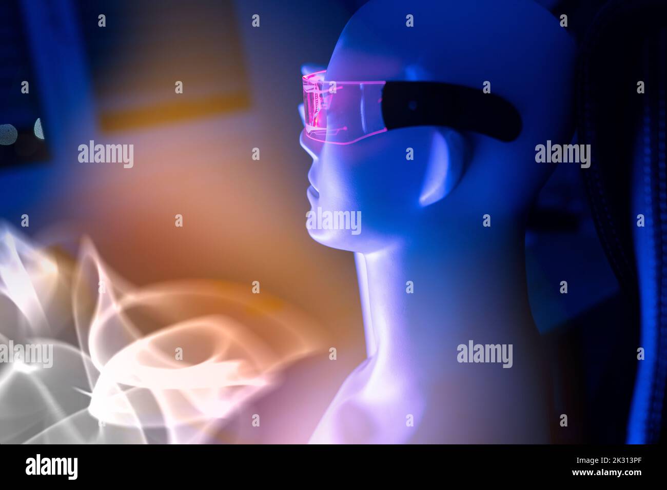 Robot di intelligenza artificiale che indossa occhiali futuristici Foto Stock