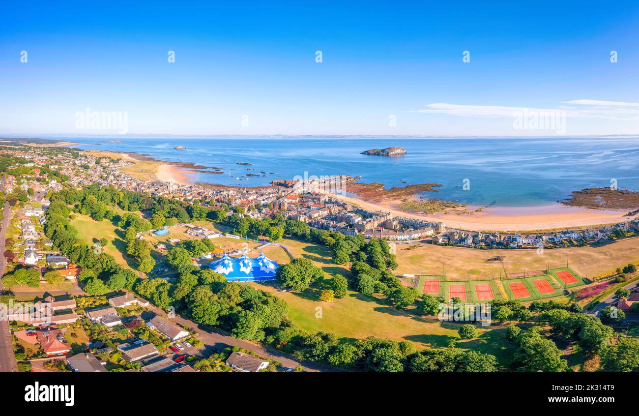 Regno Unito, Scozia, North Berwick, veduta aerea della città costiera in estate Foto Stock