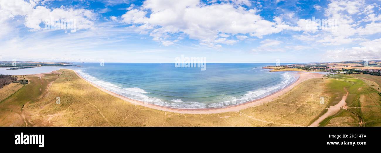 Regno Unito, Scozia, Dunbar, panorama aereo di Belhaven Bay in estate Foto Stock