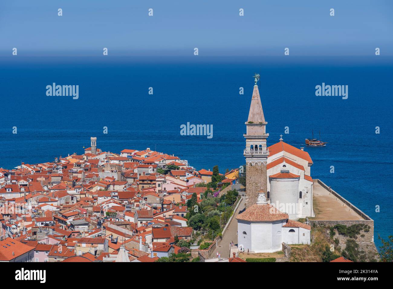 Slovenia, Pirano, Chiesa di San Giorgio che domina la città sottostante Foto Stock