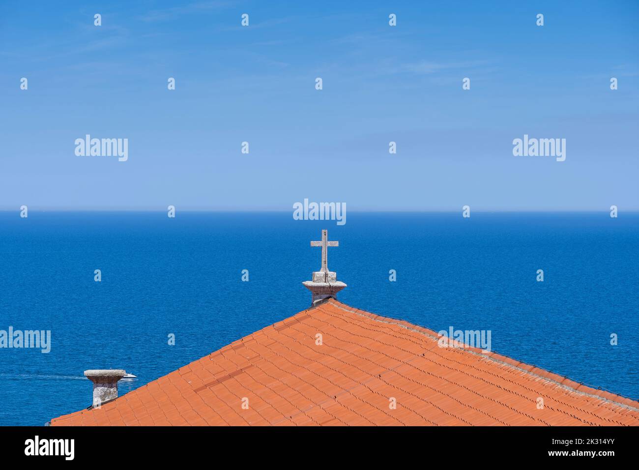Slovenia, Pirano, Croce sul tetto della Chiesa di San Giorgio con il Mare Adriatico sullo sfondo Foto Stock