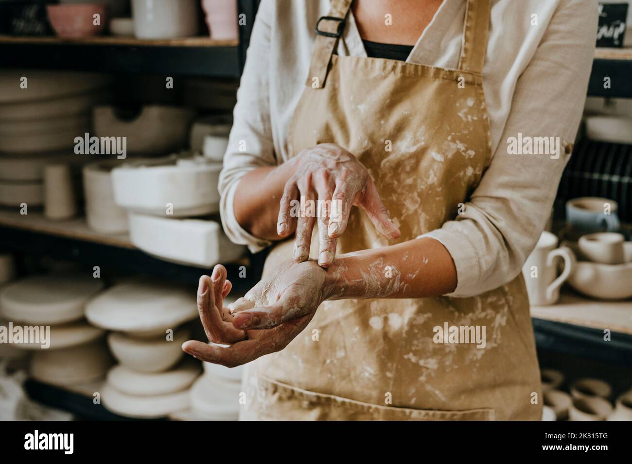 Mani sporche di artigiano in officina Foto Stock
