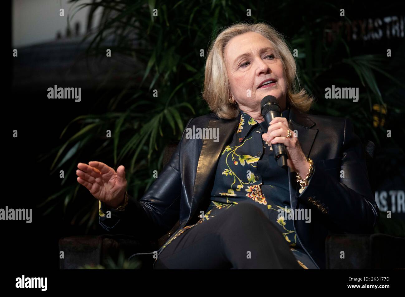 Austin, Stati Uniti. 23rd Set, 2022. L'ex prima signora, segretario di stato, senatore degli Stati Uniti e candidato presidenziale democratico HILLARY CLINTON dà il suo punto di vista sullo stato attuale della politica nazionale in un'intervista di un'ora al Texas Tribune Festival nel centro di Austin. Clinton ha trascorso cinque decenni nel servizio pubblico. Credit: Bob Daemmrich/Pool/Alamy Live News Foto Stock