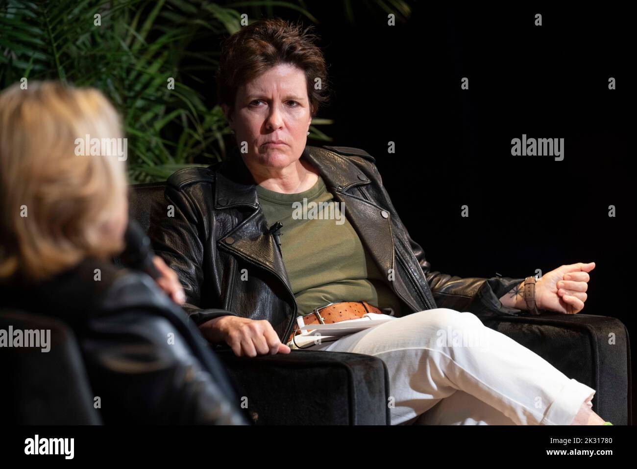 Austin Texas USA, settembre 23 2022: Il podcaster KARA SWISHER intervista l'ex prima signora, la segretaria di stato, la senatrice degli Stati Uniti e la candidata presidenziale democratica HILLARY CLINTON, l, mentre dà le sue opinioni sullo stato attuale della politica nazionale in un'intervista di un'ora al Texas Tribune Festival nel centro di Austin. Clinton ha trascorso cinque decenni nel servizio pubblico. Credit: Bob Daemmrich/Pool/Alamy Live News Foto Stock