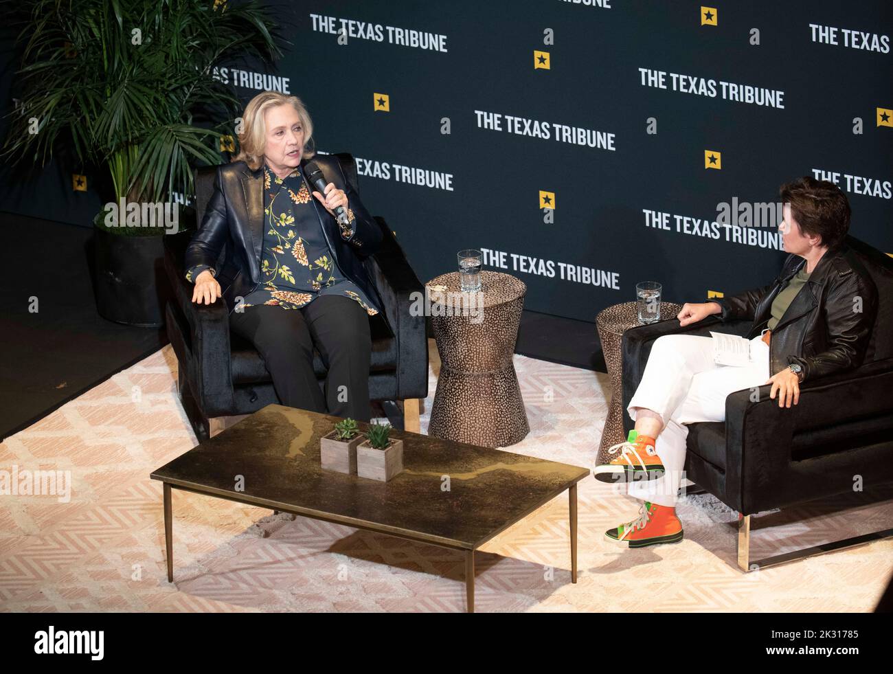 Austin, Texas USA, settembre 23 2022: L'ex prima signora, segretario di stato, senatore degli Stati Uniti e candidato presidenziale democratico HILLARY CLINTON, l, dà le sue opinioni sullo stato attuale della politica nazionale al podcaster KARA SWISHER in un'intervista di un'ora al primo giorno del Texas Tribune Festival nel centro di Austin. Clinton ha trascorso cinque decenni nel servizio pubblico. Credit: Bob Daemmrich/Pool/Alamy Live News Foto Stock