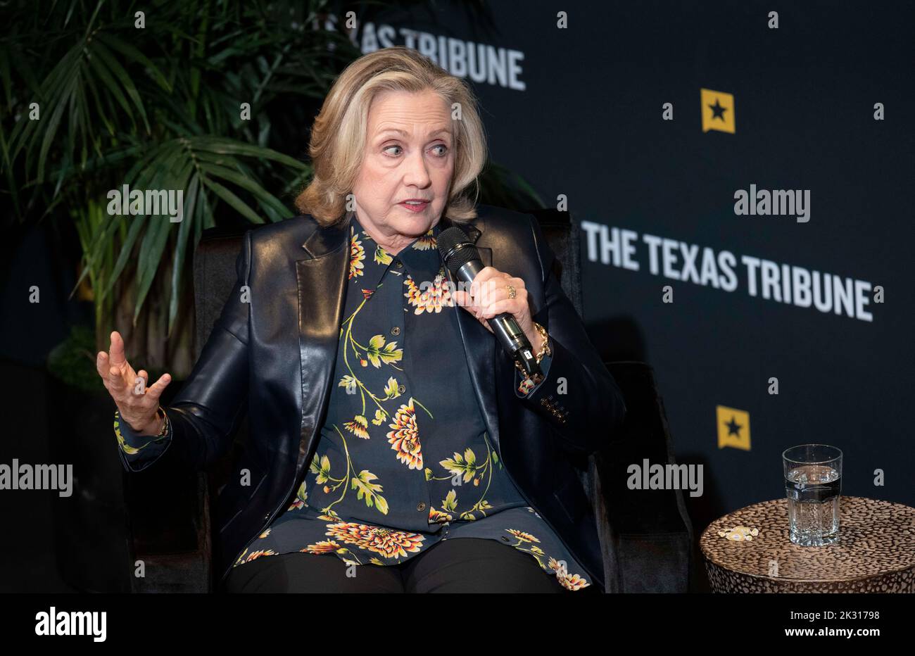 Austin, Stati Uniti. 23rd Set, 2022. L'ex prima signora, segretario di stato, senatore degli Stati Uniti e candidato presidenziale democratico HILLARY CLINTON dà il suo punto di vista sullo stato attuale della politica nazionale in un'intervista di un'ora al Texas Tribune Festival nel centro di Austin. Clinton ha trascorso cinque decenni nel servizio pubblico. Credit: Bob Daemmrich/Pool/Alamy Live News Foto Stock