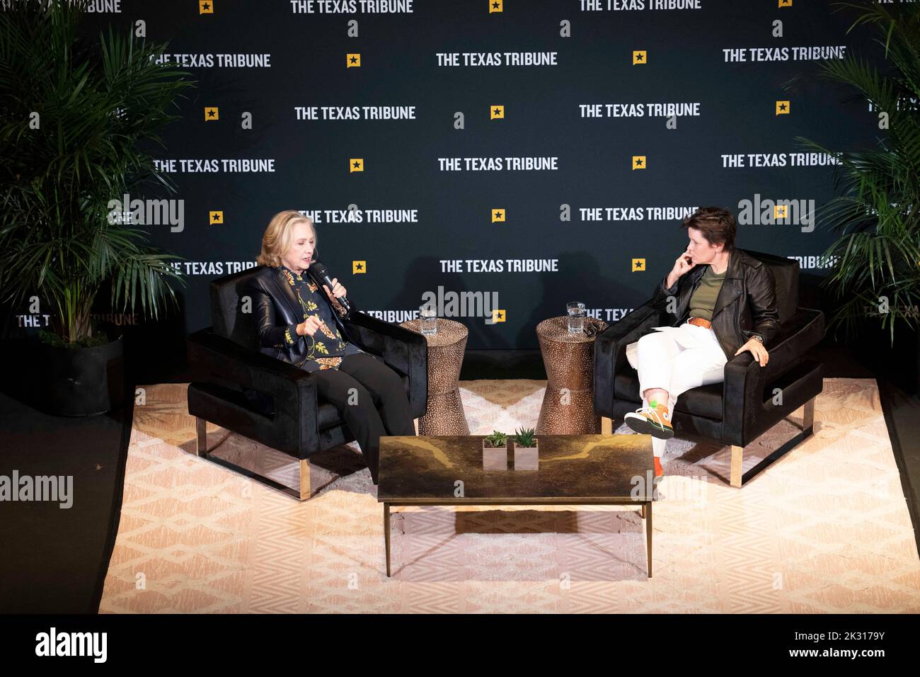 Austin, Texas USA, settembre 23 2022: L'ex prima signora, segretario di stato, senatore degli Stati Uniti e candidato presidenziale democratico HILLARY CLINTON, l, dà le sue opinioni sullo stato attuale della politica nazionale al podcaster KARA SWISHER in un'intervista di un'ora al primo giorno del Texas Tribune Festival nel centro di Austin. Clinton ha trascorso cinque decenni nel servizio pubblico. Credit: Bob Daemmrich/Pool/Alamy Live News Foto Stock