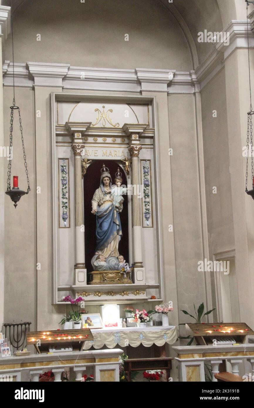 Cesenatico, Italia. Interno della Chiesa di San Giacomo nel centro storico. Cappella con una scultura di Madonna con Bambino, protettrice della città. Foto Stock