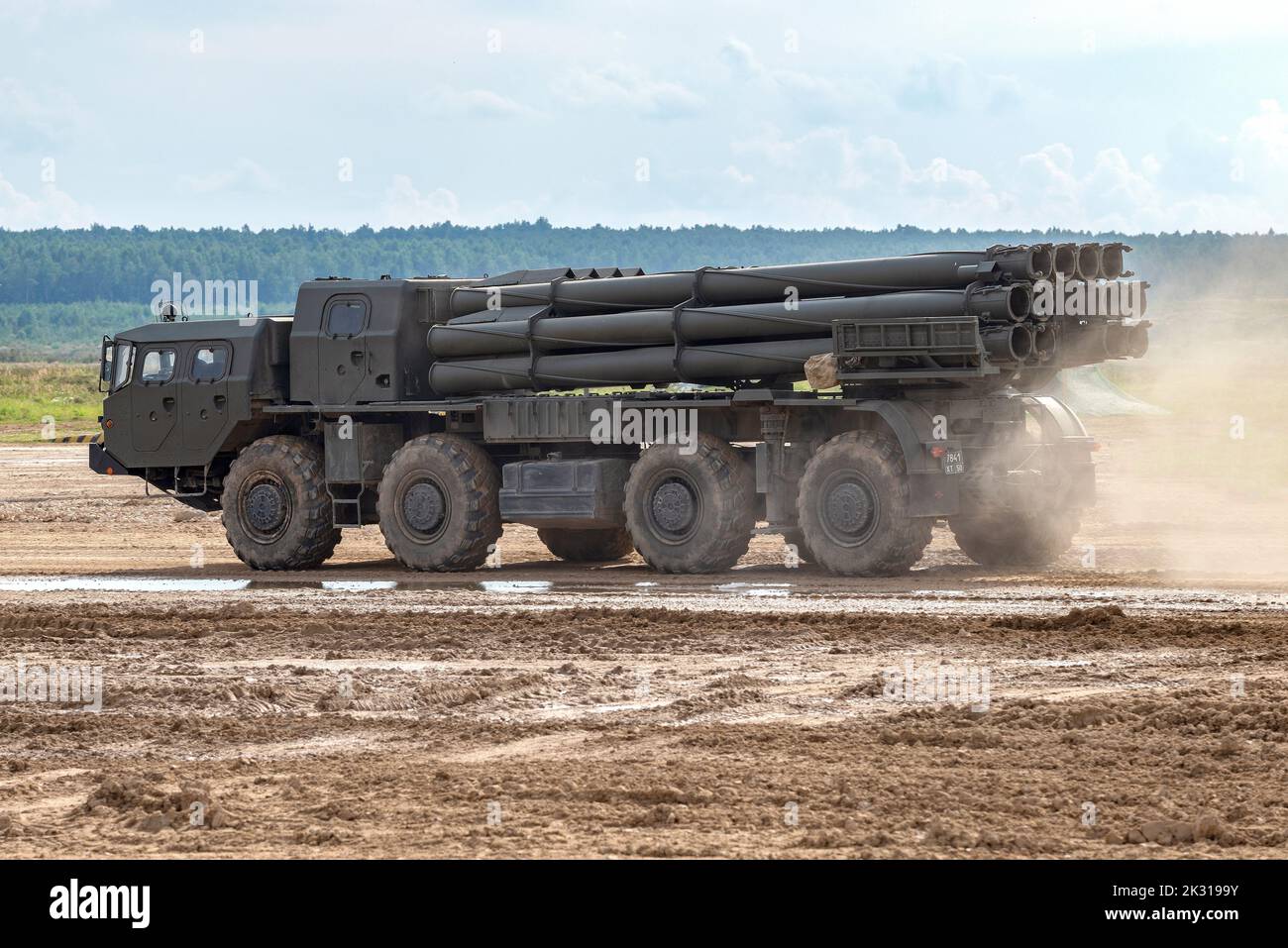 REGIONE DI MOSCA, RUSSIA - 25 AGOSTO 2020: 9A52-2 'Smerch' sistema di lancio multiplo razzo primo piano veicolo di combattimento. Frammento del programma dimostrativo Foto Stock