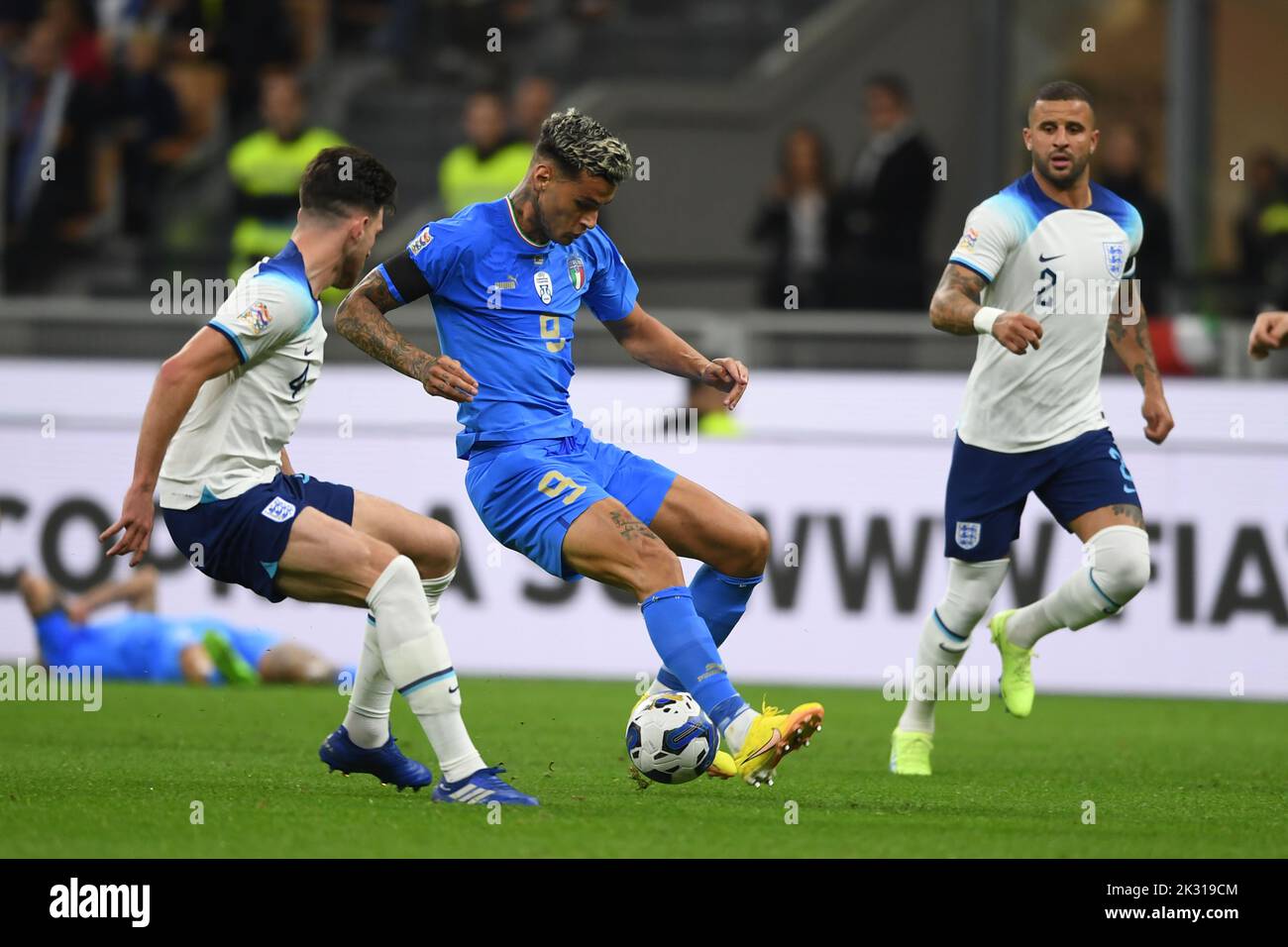 Milano, Italia. 23rd Set, 2022. Declan Rice (Inghilterra)Gianluca Scamacca (Italia)Kyle Walker (Inghilterra) durante la partita UEFA 'Nations League 2022-2023 tra l'Italia 1-0 Inghilterra allo Stadio Giuseppe Meazza il 23 settembre 2022 a Milano. Credit: Maurizio Borsari/AFLO/Alamy Live News Credit: AFLO Co. Ltd./Alamy Live News Foto Stock