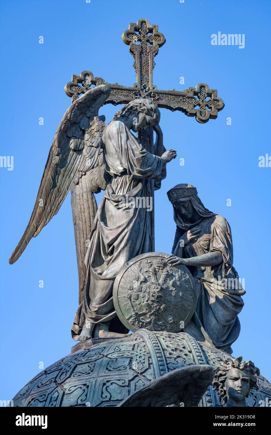 Angelo con una croce - la cima del monumento del Millennio della Russia (1862) primo piano. Cremlino di Veliky Novgorod, Russia Foto Stock