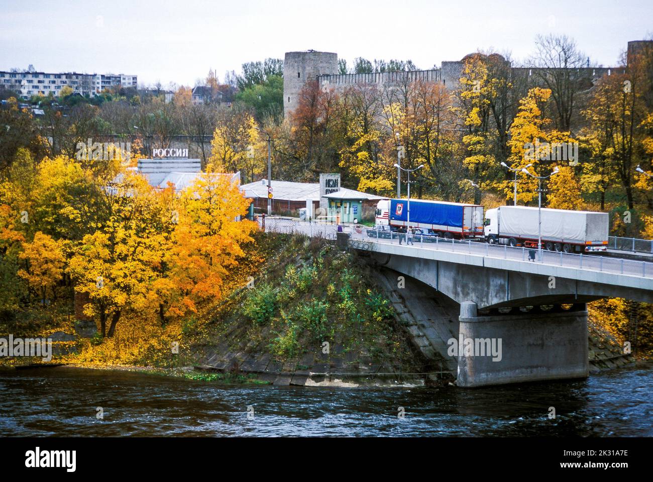 Autocarri attraversano da Narva, Estonia, in Ivangorod, Russia Foto Stock