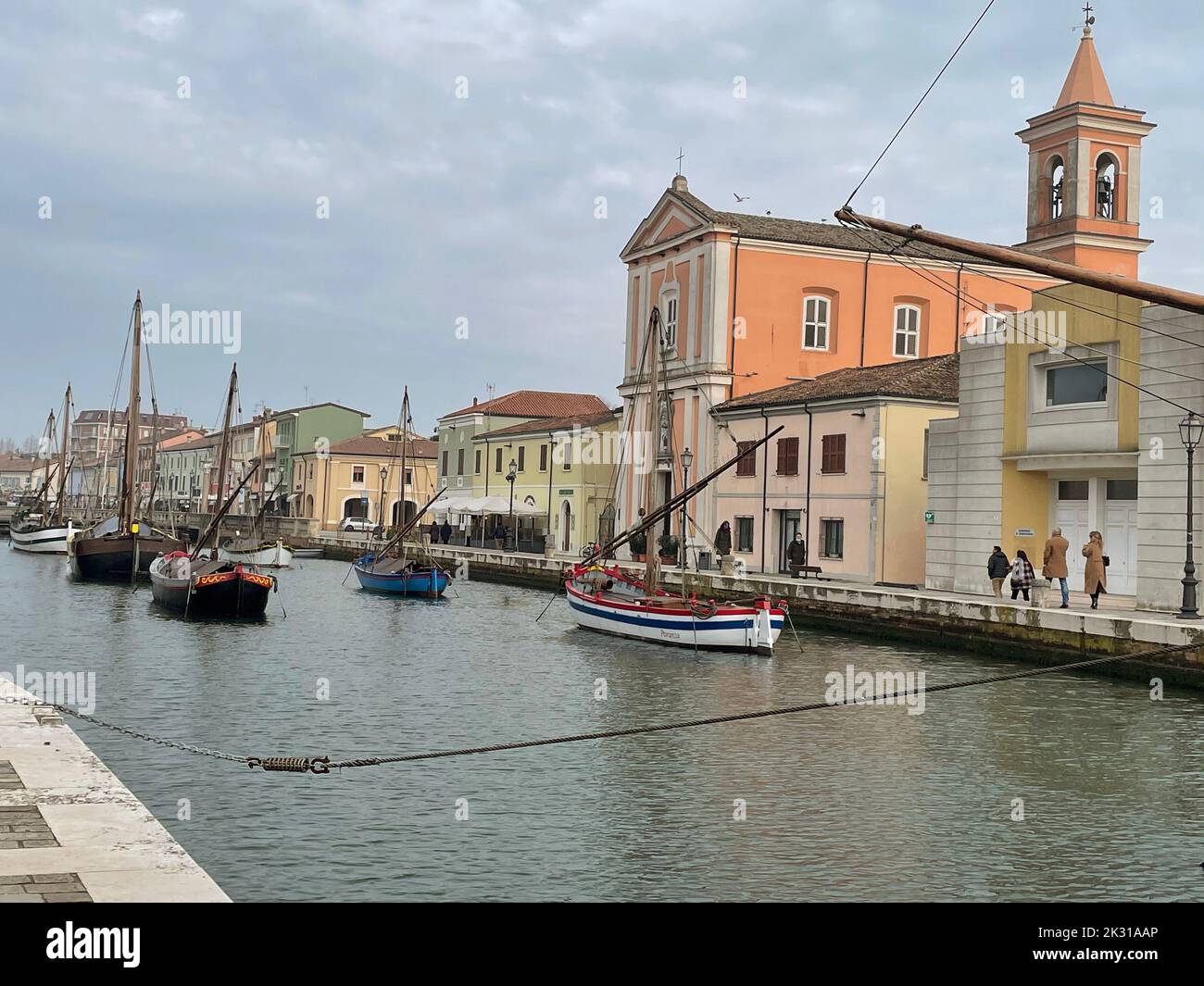 Cesenatico, Italia. Vecchie barche a vela esposte nel Porto canale Leonardesco, la principale attrazione della città.Chiesa di San Giacomo sulla destra. Foto Stock