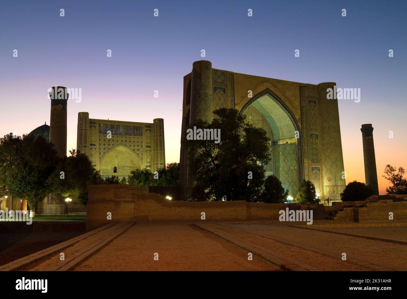 Una vista della madrasa medievale di Bibi Khanum sullo sfondo del tramonto. Samarcanda, Uzbekistan Foto Stock