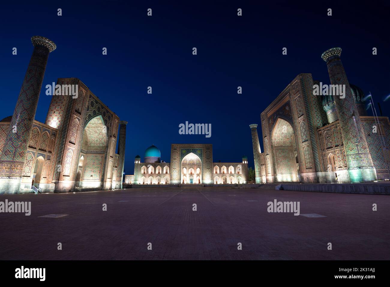 Registan Square di notte. Samarcanda, Uzbekistan Foto Stock