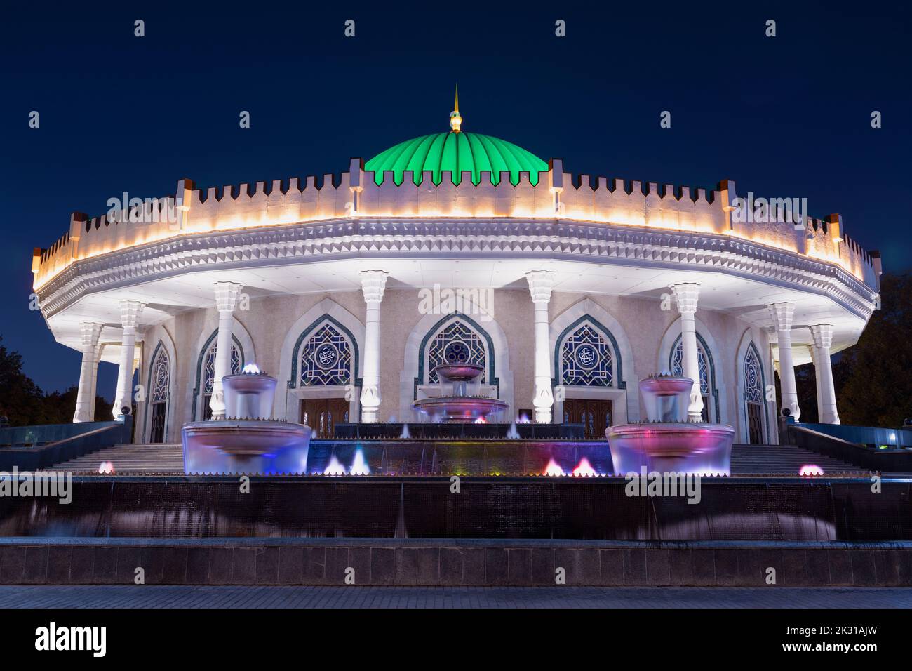 TASHKENT, UZBEKISTAN - 15 SETTEMBRE 2022: Edificio del Museo Amir Timur (Museo Timurid) in illuminazione notturna Foto Stock