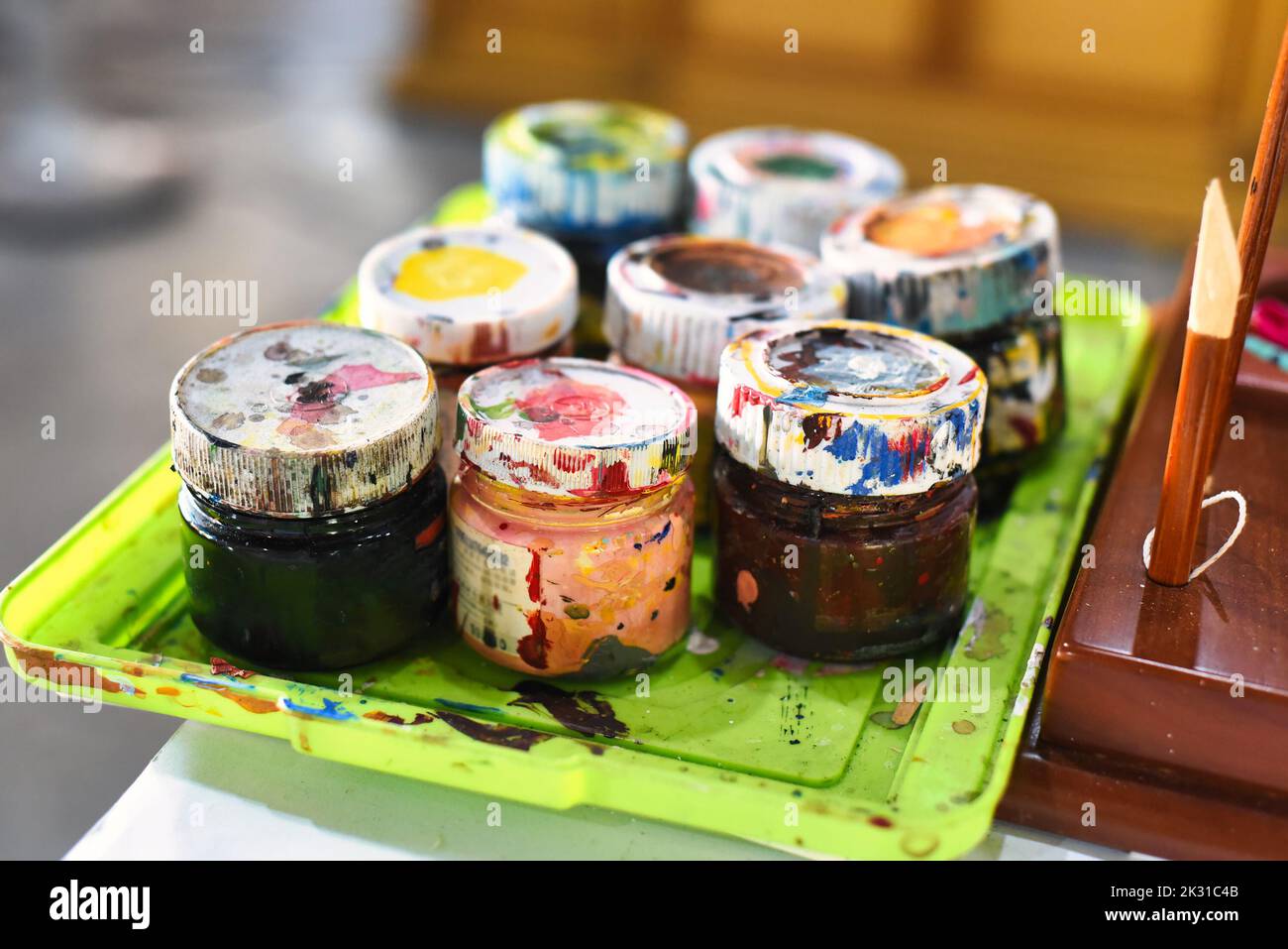 Molti vasi sporchi verniciati di vernice per l'arte in primo piano Foto Stock