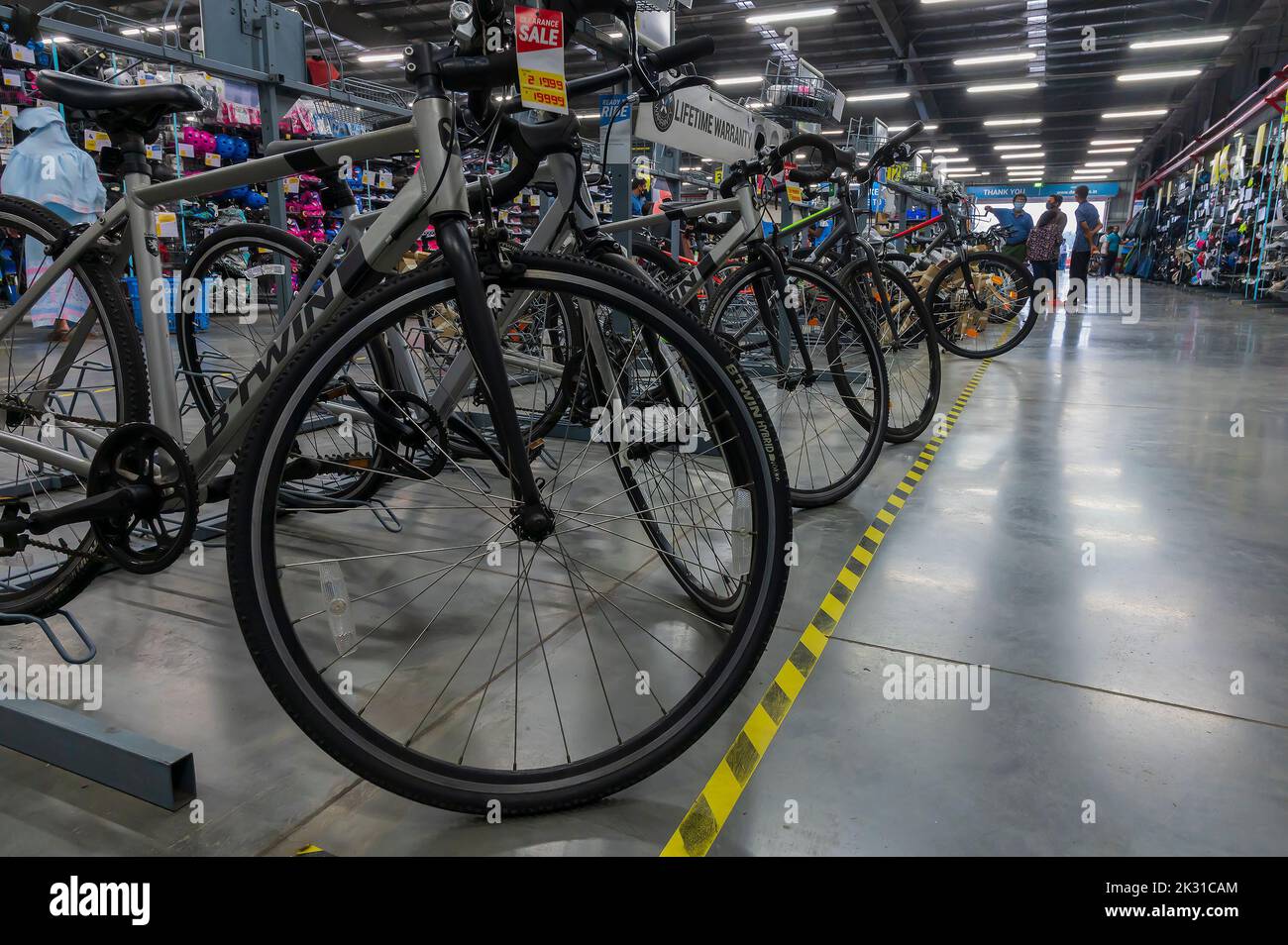Howrah, Bengala Occidentale, India - 26th Ottobre 2020 : vari cicli sportivi, cicli di montagna, cicli ibridi e cicli di città, biciclette in vendita a Decathlon. Foto Stock