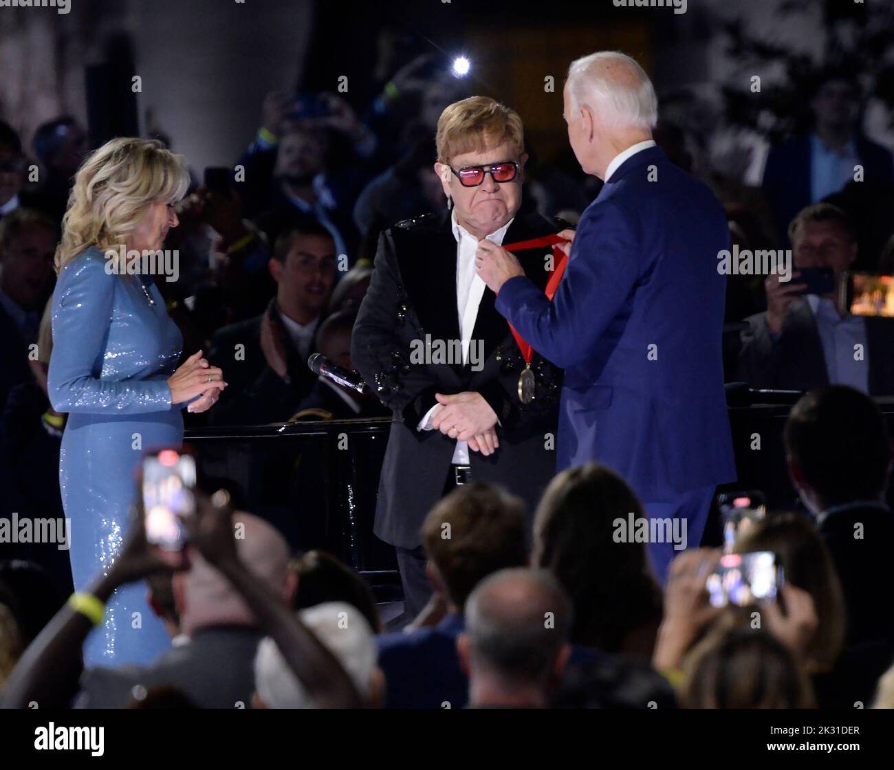 Washington, Stati Uniti . 23rd Set, 2022. Il presidente Joe Biden presenta Elton John con la National Humanities Medal dopo aver preformato uno spettacolo chiamato 'A Night When Hope and History Rhyme' come parte del suo tour di addio sul prato meridionale della Casa Bianca a Washington, DC Venerdì 23 settembre 2022. Foto di Bonnie Cash/Pool/Sipa USA Credit: Sipa USA/Alamy Live News Foto Stock