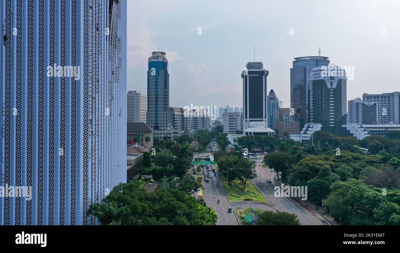 Giava, Giacarta, Indonesia, 20 maggio 2022. Primo piano della facciata di uno dei grattacieli e degli edifici commerciali dell'area di Gambir nel centro di Giacarta Foto Stock