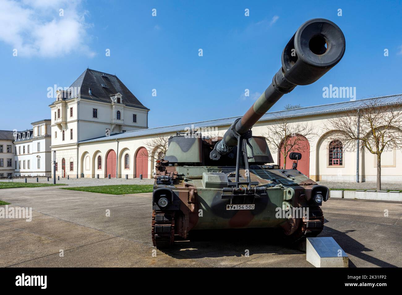 Militärhistorisches Museum der Bundeswehr a Dresda, Panzerhauabitze M109 auf dem Außengelände neben dem Hauptarsenal Foto Stock