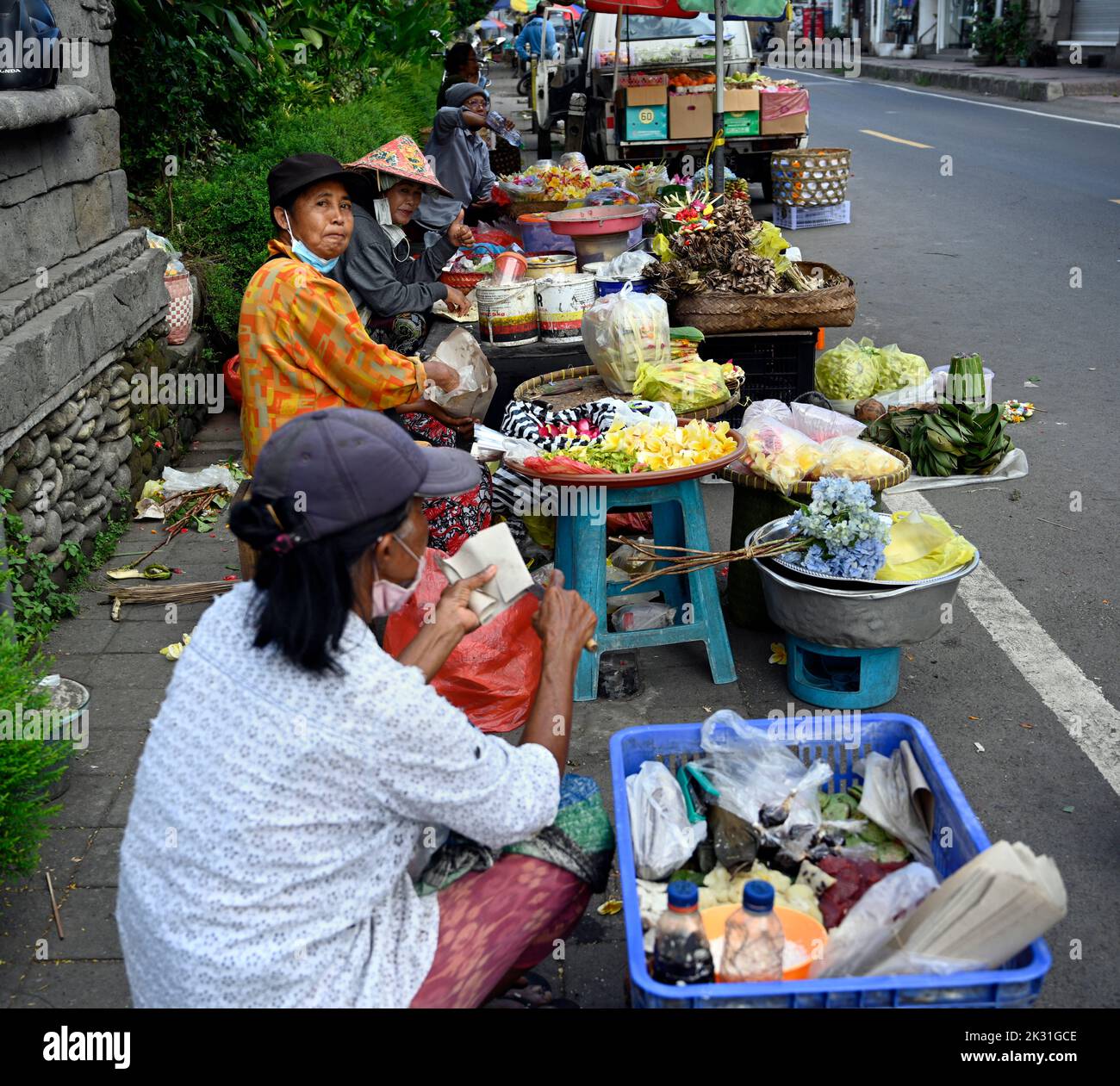 Donne che vendono verdura e frutta presso le bancarelle di Ubud, Bali Indonesia Foto Stock