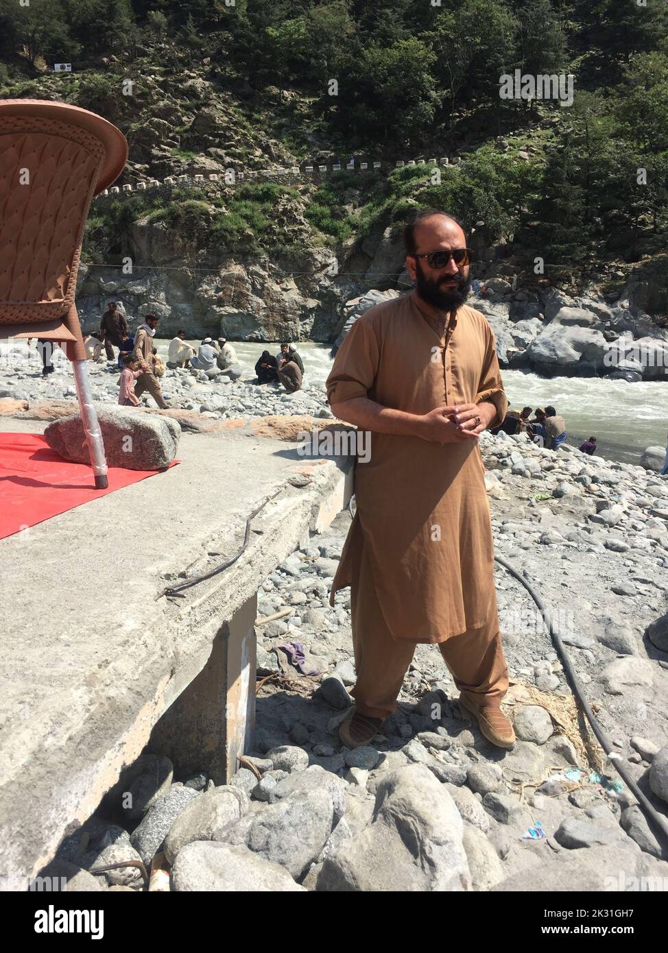 Bahrein, Pakistan. 08th Set, 2022. Shahzad Shakir di fronte alle rovine del suo hotel nella Swat Valley. Milioni di persone in Pakistan stanno affrontando le rovine della loro esistenza di fronte a inondazioni record. E il cambiamento climatico potrebbe minacciare il paese ancora più frequentemente in futuro. (A dpa 'acqua ha lavato via i miei sogni' - il Pakistan affonda nelle inondazioni') Credit: Qamar Zaman/dpa/Alamy Live News Foto Stock