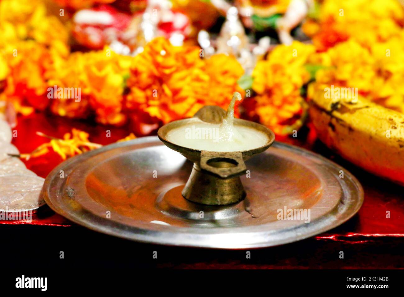 Oggetti di preghiera Pooja Material / Puja Sahitya in religione indù dall'India, organizzato in un gruppo. Fuoco selettivo Foto Stock