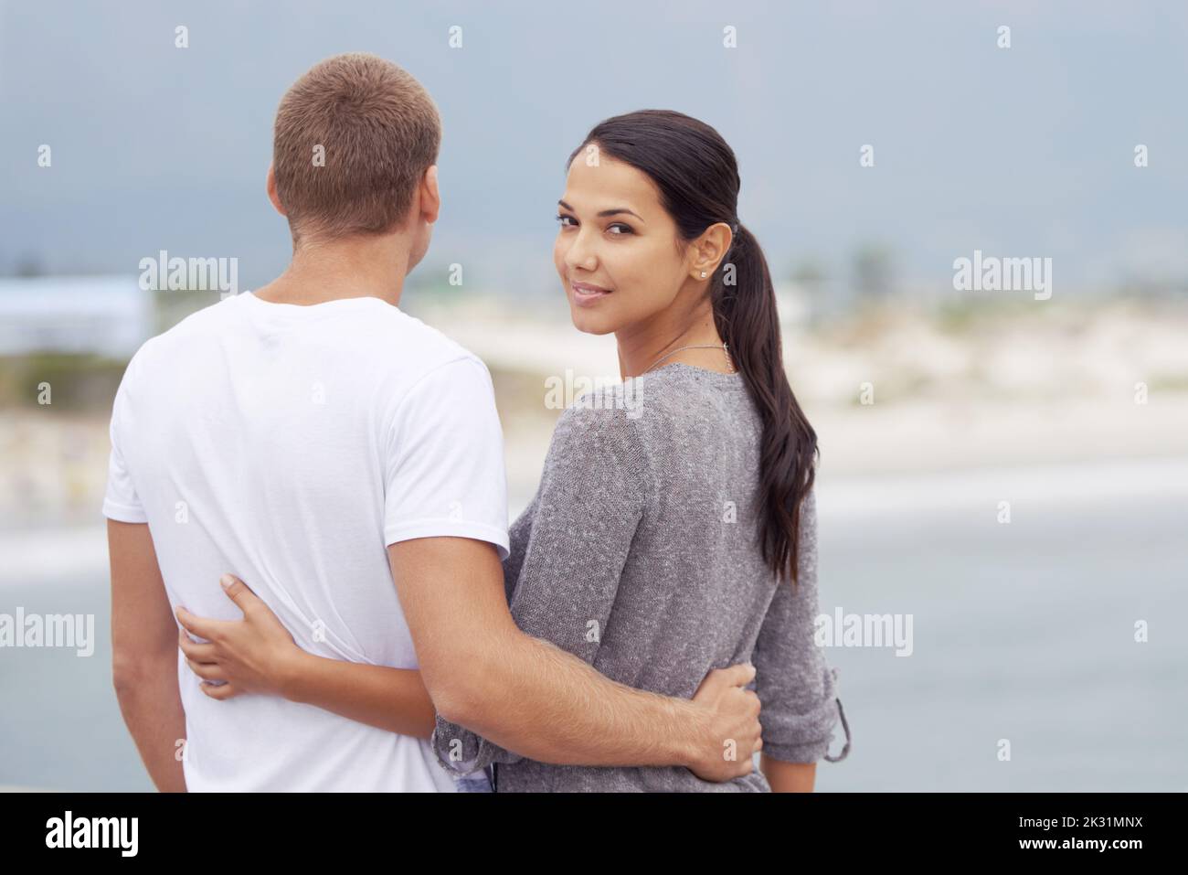 HES l'unico uomo per me. Una giovane coppia che guarda la vista sulla spiaggia. Foto Stock