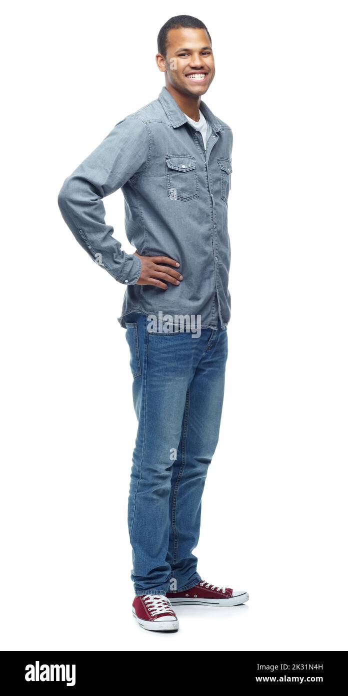 Sicuro e bello. Un ritratto completo di un giovane felice, isolato su bianco. Foto Stock