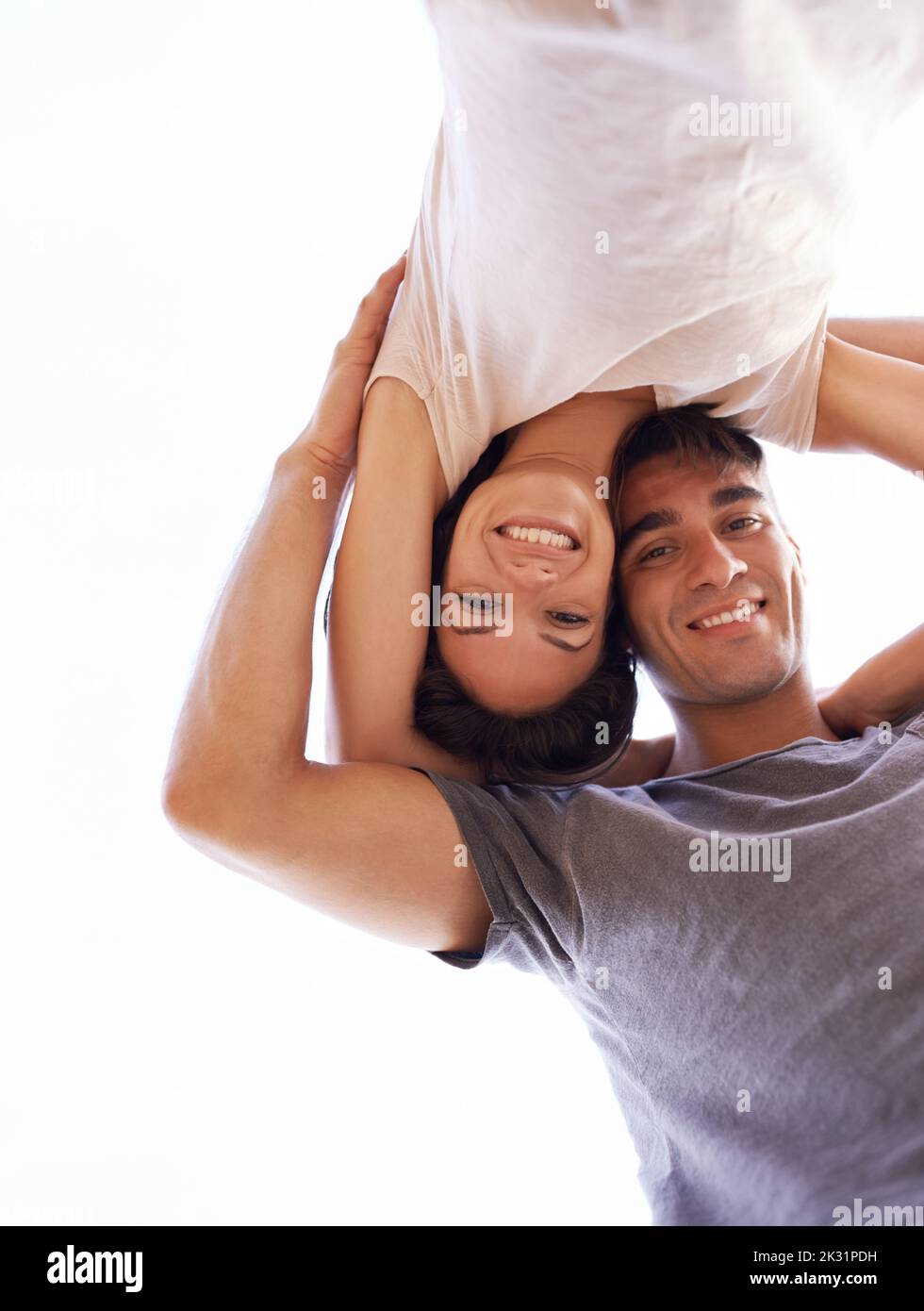 Vi ho preso, babe. Una giovane coppia affettuosa in spiaggia. Foto Stock