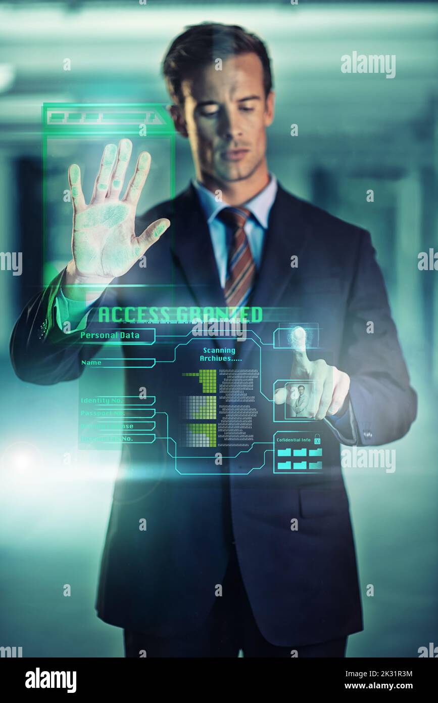 Sicurezza nell'era moderna. Un bel giovane uomo d'affari che usa un'interfaccia digitale. Foto Stock