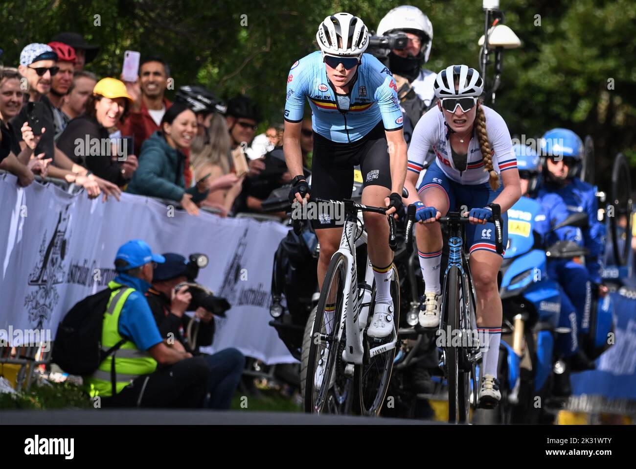 Wollongong, Australia. 24th Set, 2022. Il belga Julie Van de Velde e il britannico Elynor Backstedt hanno ritratto in azione durante la corsa su strada femminile d'élite ai Campionati del mondo di strada UCI Cycling 2022, a Wollongong, Australia, sabato 24 settembre 2022. I Mondi si svolgono dal 18 al 25 settembre. FOTO DI BELGA DIRK WAEM Credit: Agenzia Notizie di Belga/Alamy Live News Foto Stock