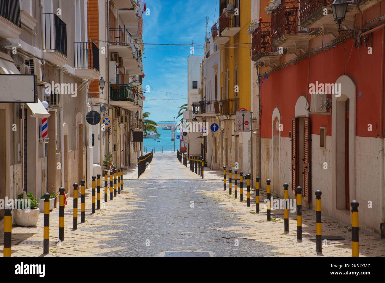 Una vista aerea della strada stretta circondata da edifici a Manfredonia Foto Stock