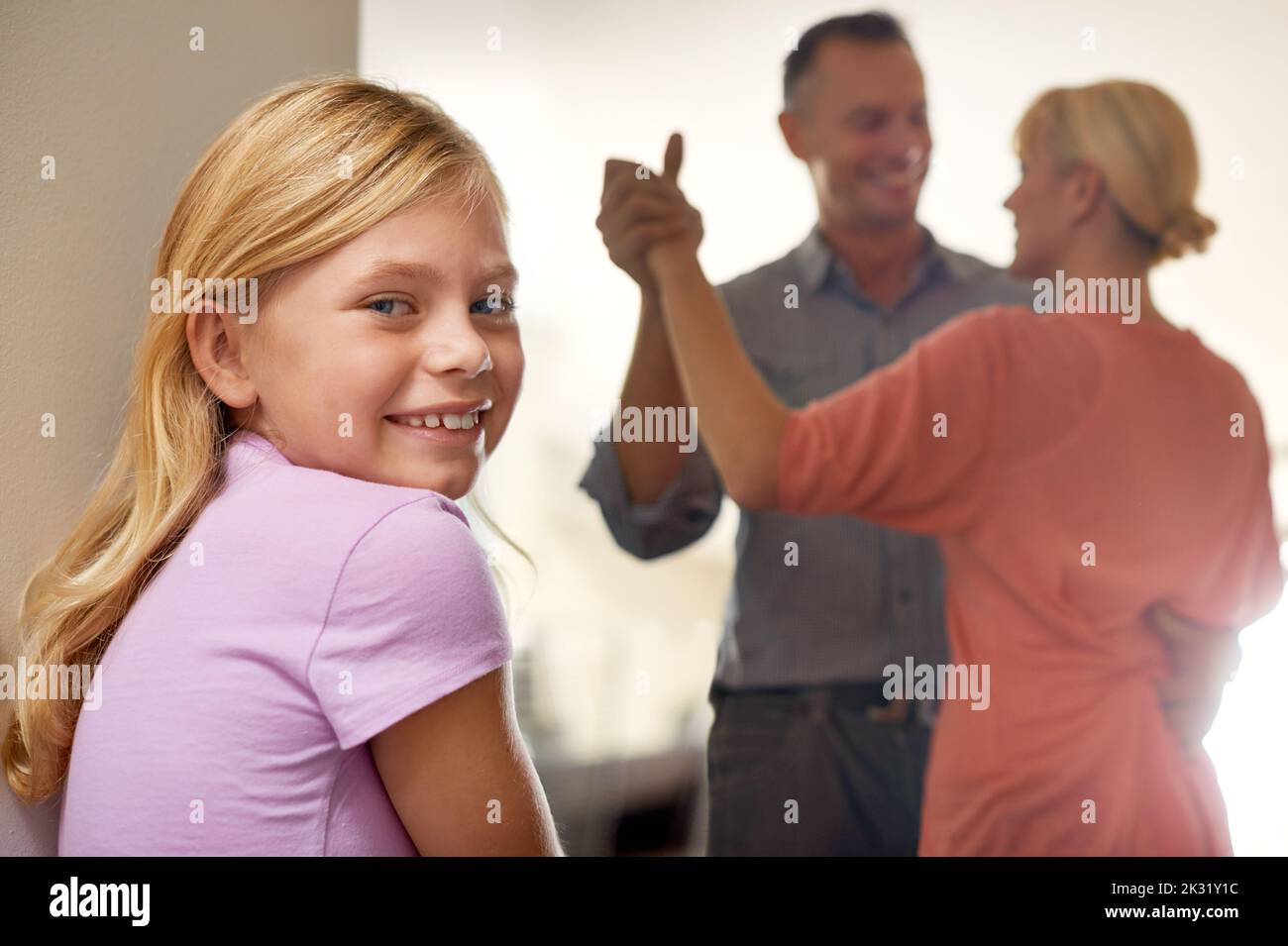 Non ho potuto chiedere modelli di ruolo migliori. Ritratto di una bambina che guarda i suoi genitori ballare. Foto Stock