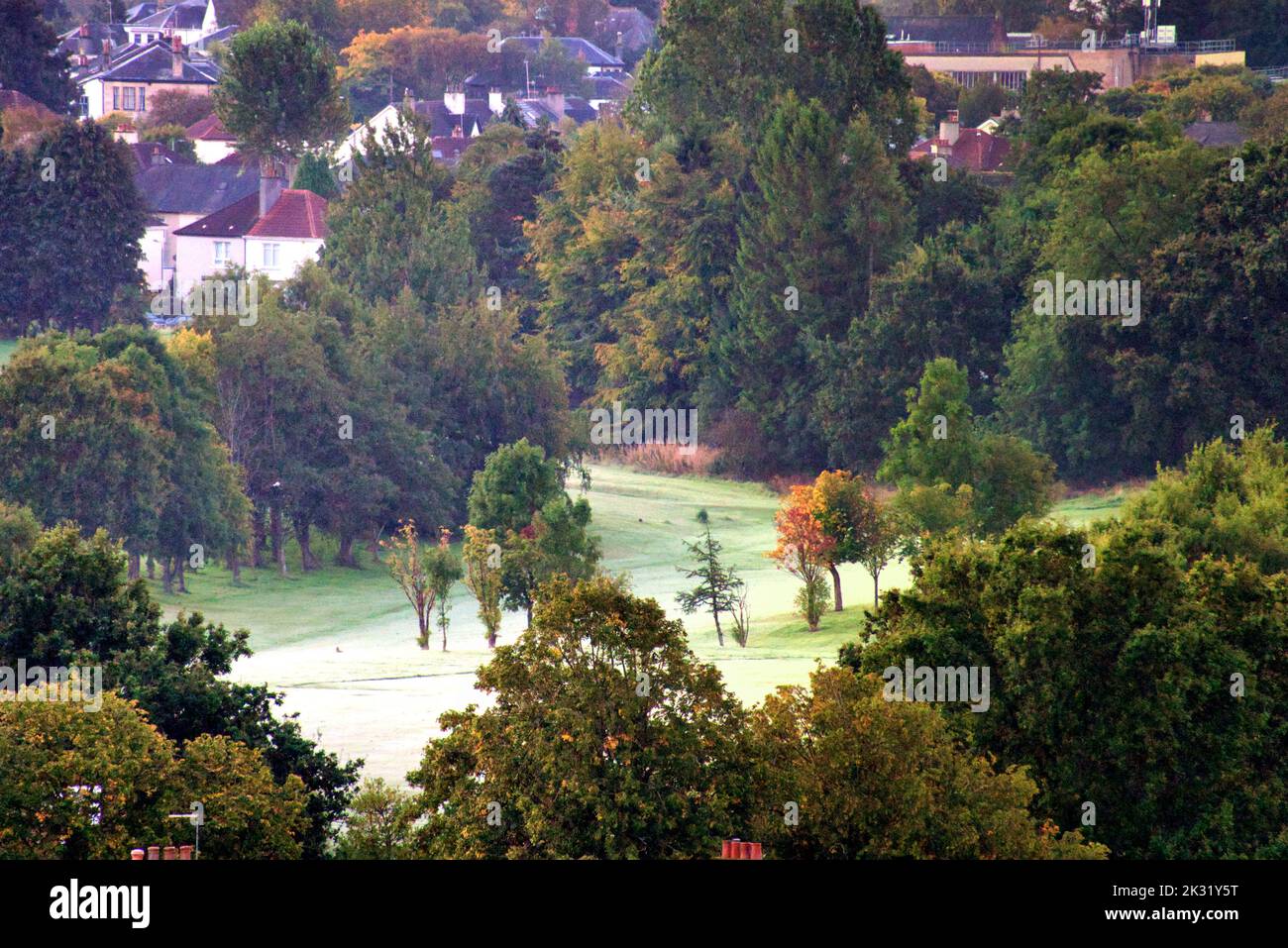 Glasgow, Scozia, Regno Unito 24th settembre 2022. UK Weather: La prima brina dell'autunno ha visto i verdi del campo da golf di Knightswood diventare bianco mentre l'estate diventa un ricordo. Credit Gerard Ferry/Alamy Live News Foto Stock