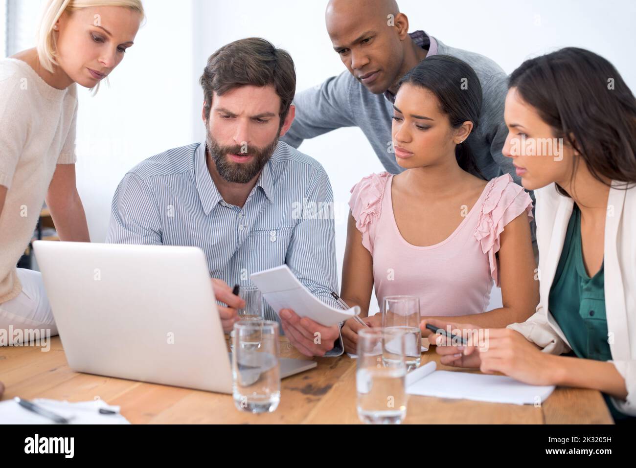 Lavorare su modi per migliorare il business. Un gruppo di persone in viaggio d'affari nel mezzo di una discussione. Foto Stock