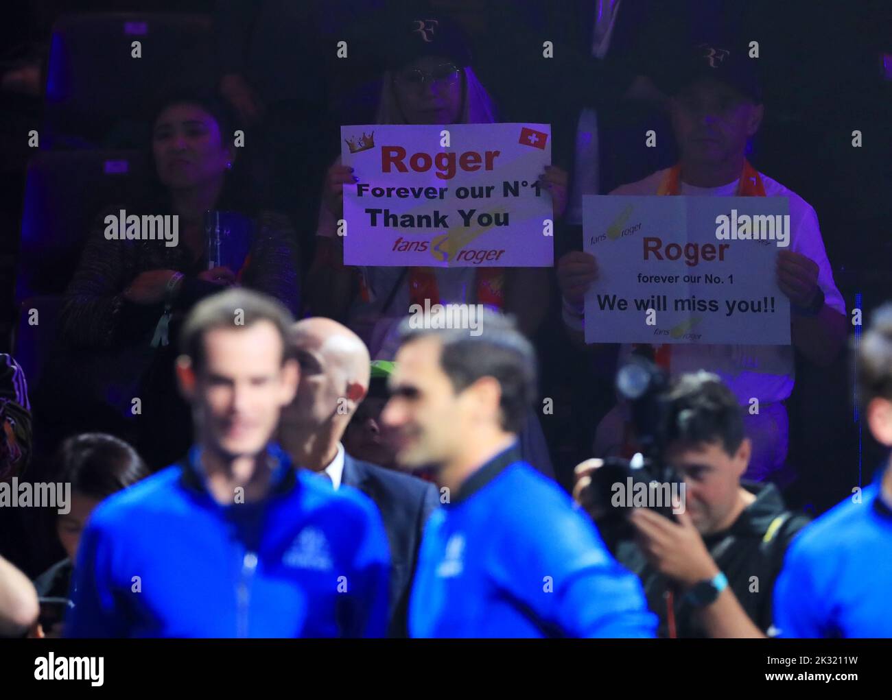 Londra, Regno Unito. 24th Set, 2022. I fan di Roger Federer (fronte R) della Svizzera sono visti alla fine dell'ultima partita di Roger Federer dopo che Federer ha annunciato il suo ritiro alla Laver Cup di Londra, Regno Unito, 24 settembre 2022. Credit: Li Ying/Xinhua/Alamy Live News Foto Stock