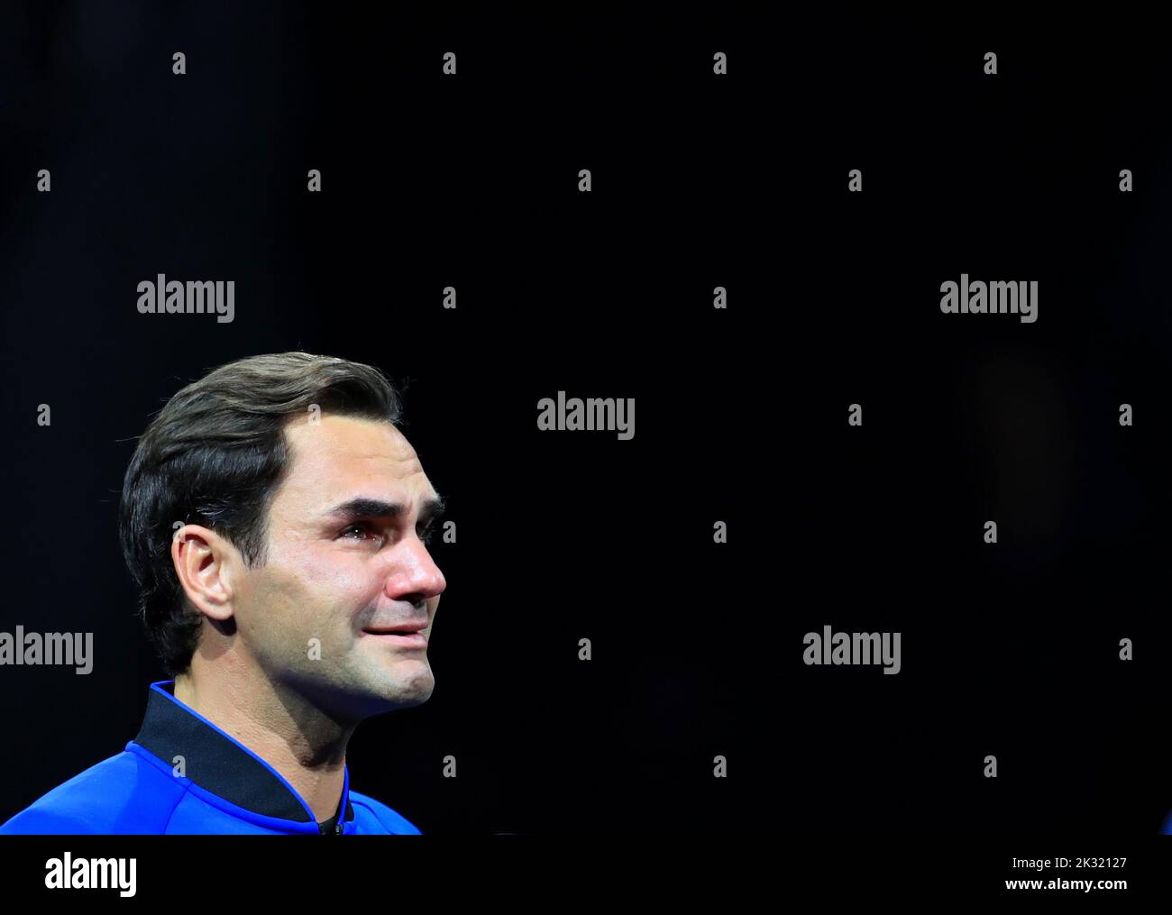 Londra, Regno Unito. 24th Set, 2022. Il giocatore svizzero Roger Federer, giocatore della squadra europea, reagisce alla fine della sua ultima partita dopo aver annunciato il suo ritiro alla Laver Cup di Londra, Regno Unito, 24 settembre 2022. Credit: Li Ying/Xinhua/Alamy Live News Foto Stock