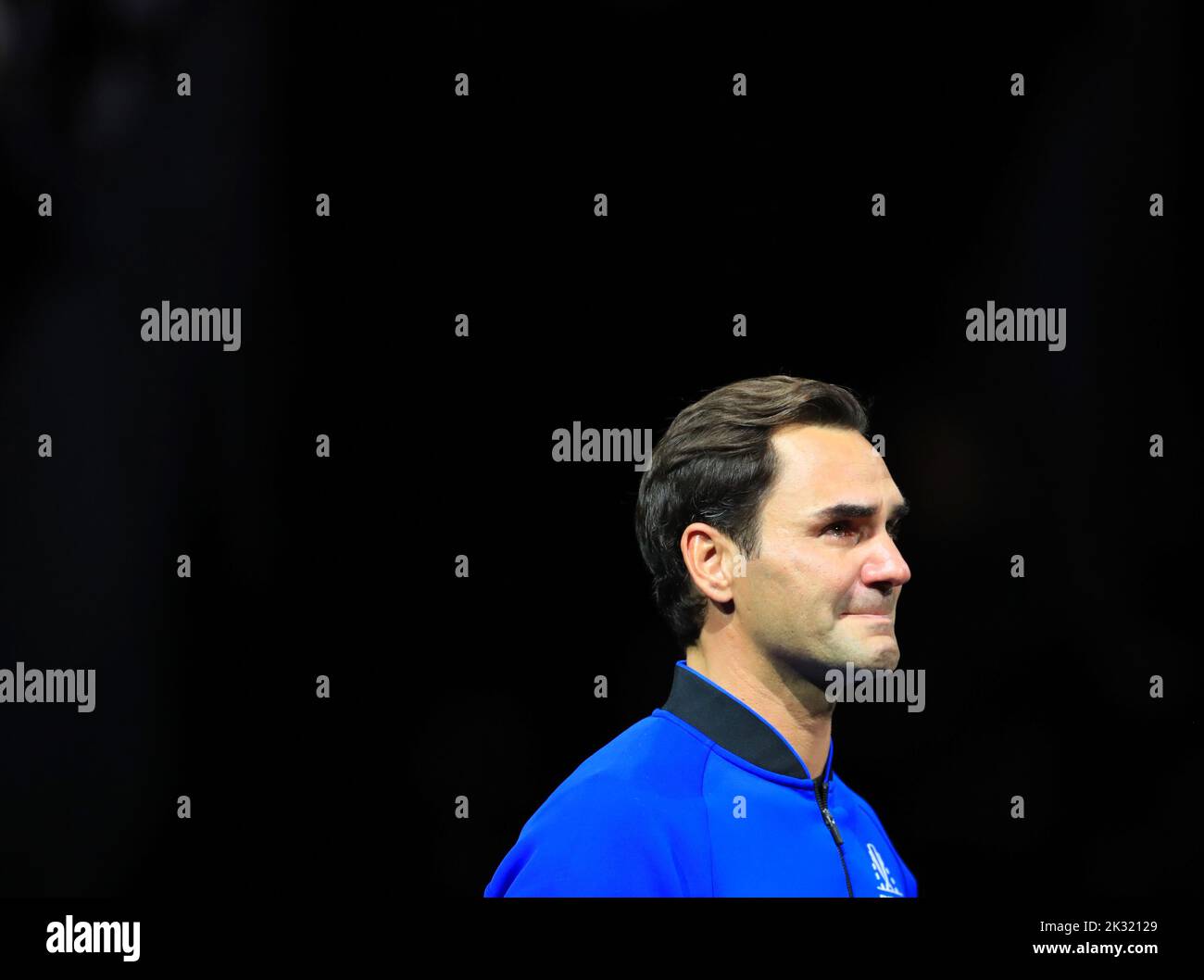 Londra, Regno Unito. 24th Set, 2022. Il giocatore svizzero Roger Federer, giocatore della squadra europea, reagisce alla fine della sua ultima partita dopo aver annunciato il suo ritiro alla Laver Cup di Londra, Regno Unito, 24 settembre 2022. Credit: Li Ying/Xinhua/Alamy Live News Foto Stock