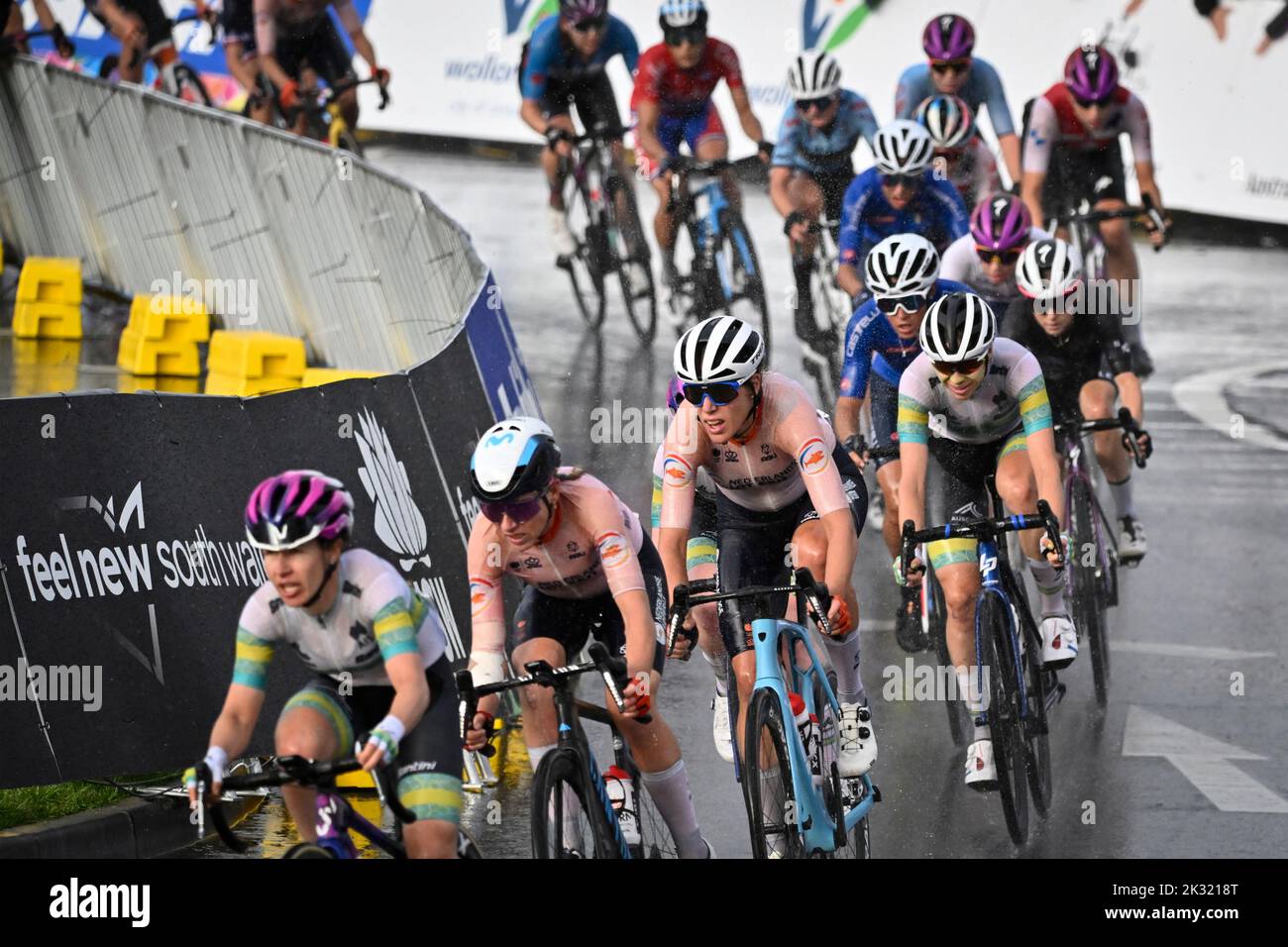 Wollongong, Australia. 24th Set, 2022. L'olandese Annemiek van Vleuten e l'olandese Ellen Van Dijk hanno mostrato in azione durante la corsa su strada femminile d'élite ai Campionati del mondo su strada UCI Cycling 2022, a Wollongong, Australia, sabato 24 settembre 2022. I Mondi si svolgono dal 18 al 25 settembre. FOTO DI BELGA DIRK WAEM Credit: Agenzia Notizie di Belga/Alamy Live News Foto Stock